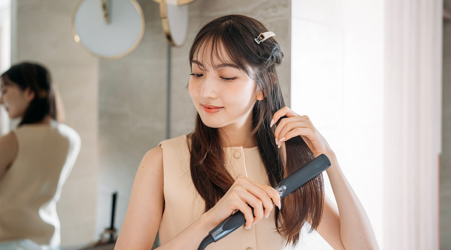 ストレートアイロン｜優しく髪を挟んで真っ直ぐ伸ばす