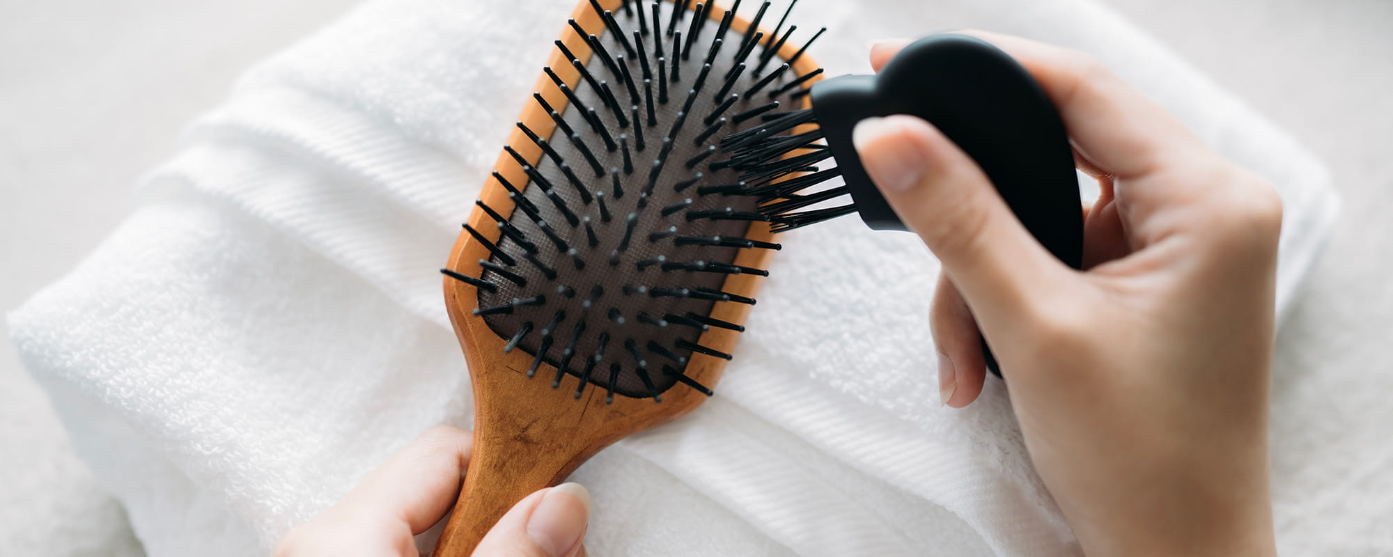 ヘアブラシの洗い方は？ほこりや汚れの取り方も紹介【プラスチック・天然毛・木】