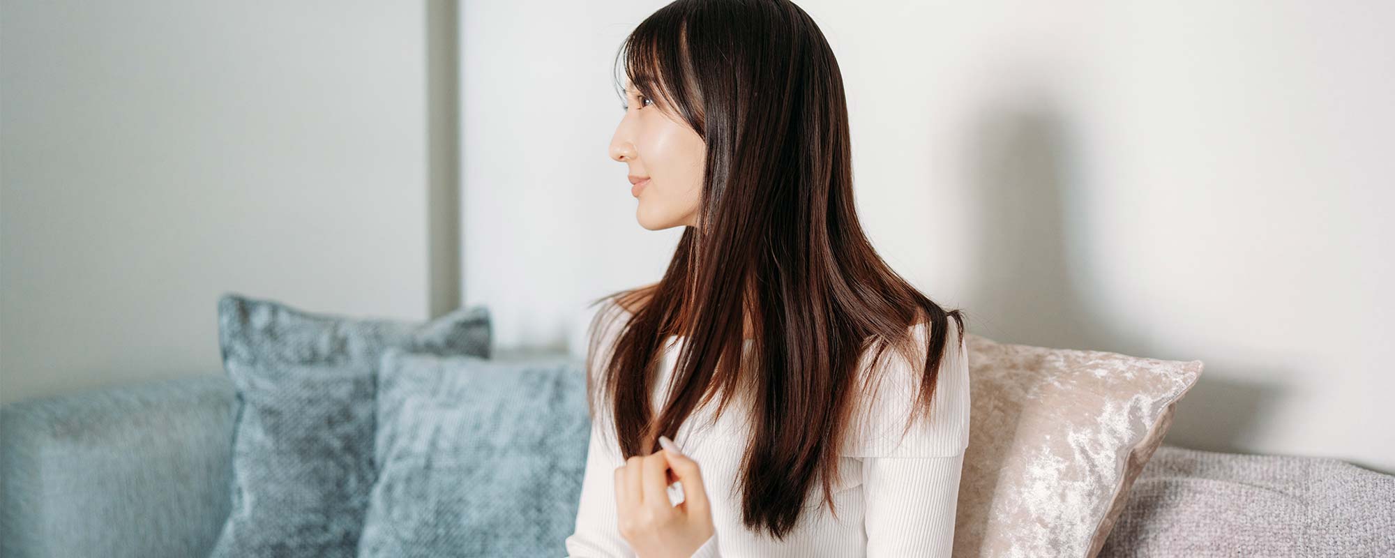 髪のうねりはなぜ起こる？ヘアケアの方法やスタイリングのコツを解説！