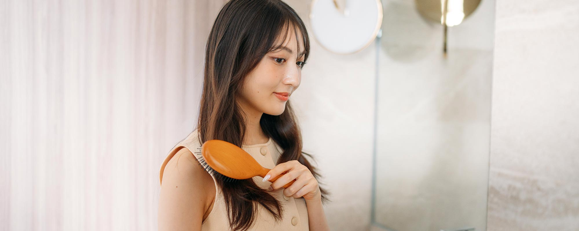 静電気による髪の不快感を解消！ヘアケアの対策やポイントを解説