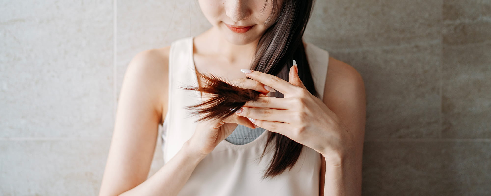 切れ毛が増える原因は？改善方法とヘアケアのポイントを解説