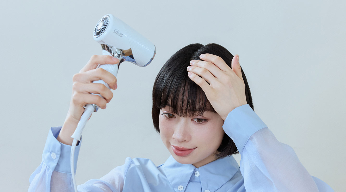 前髪を乾かしながらクセを取る