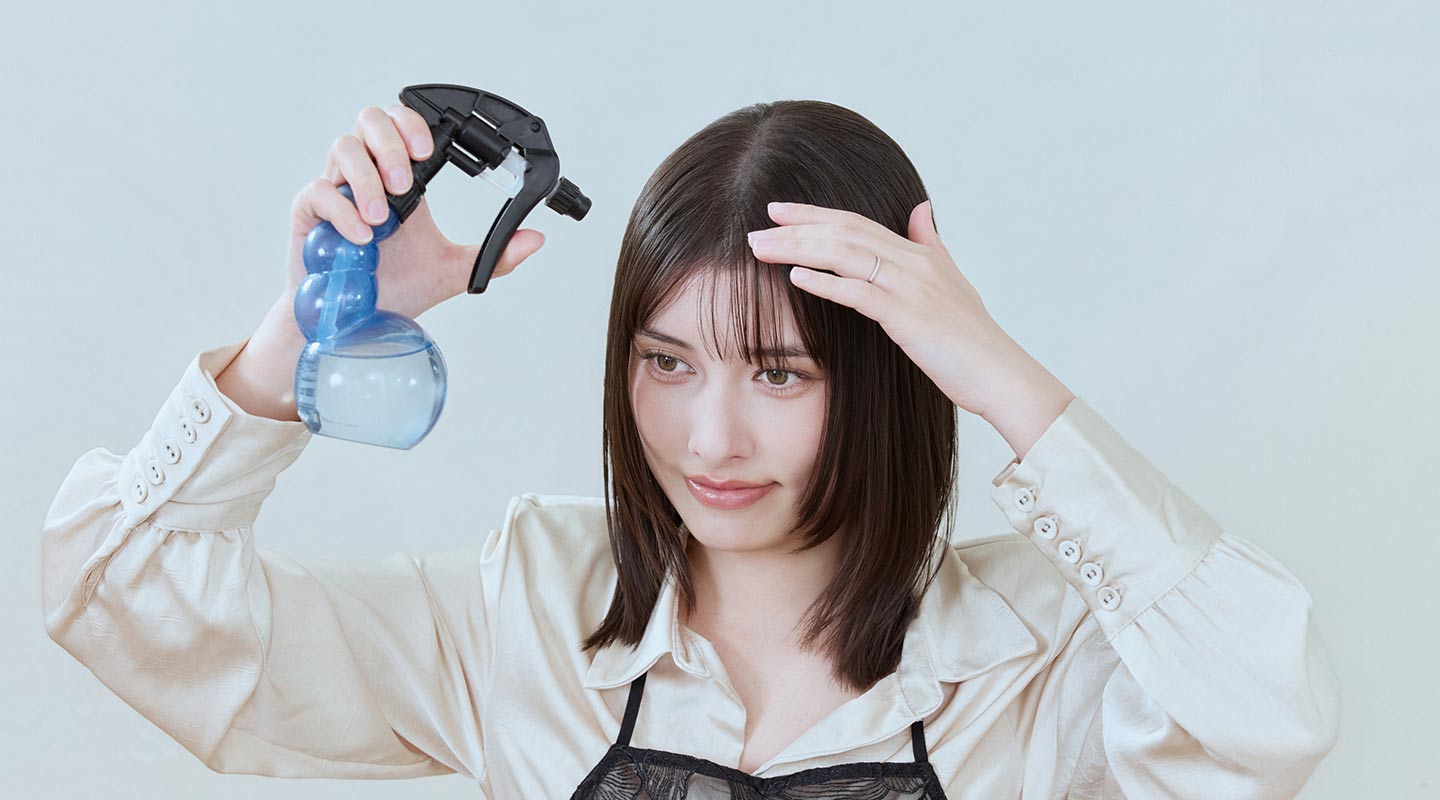STEP1. 髪の根元を水で濡らして生え癖をリセット