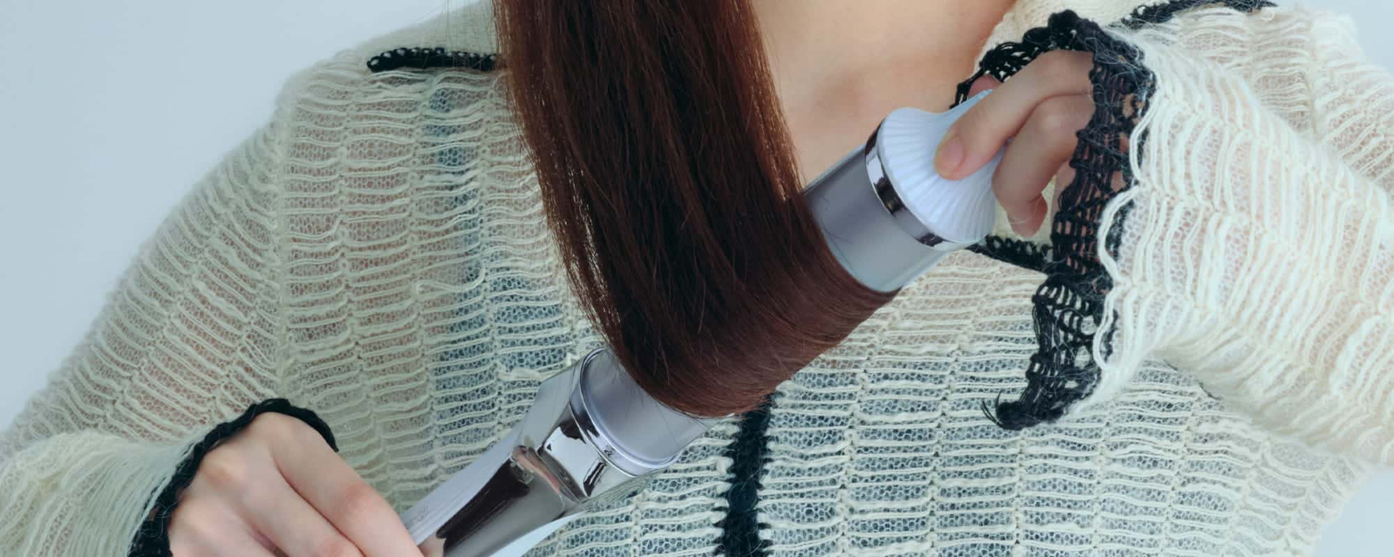 巻き髪の基本とアレンジ｜スタイリング別の巻き方とヘアアイロンのコツを解説