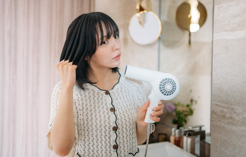 湿気で髪が広がる・うねる理由は？