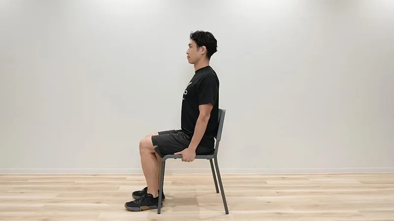 椅子の背もたれから背中を離した状態で座る。