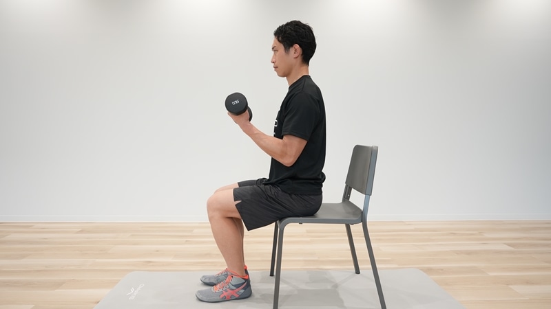足は肩幅程度に開き、手のひらは上を向ける（スタートポジション）。