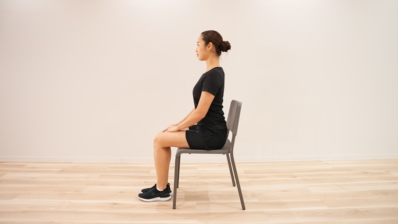 椅子に深く座って両足を床につける。