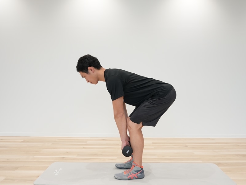 広背筋・脊柱起立筋のトレーニング｜ダンベルデッドリフト
